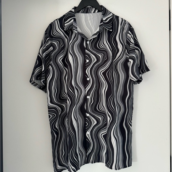 SHEIN Button Down Print Short Sleeve Shirt - Picture 3 of 3